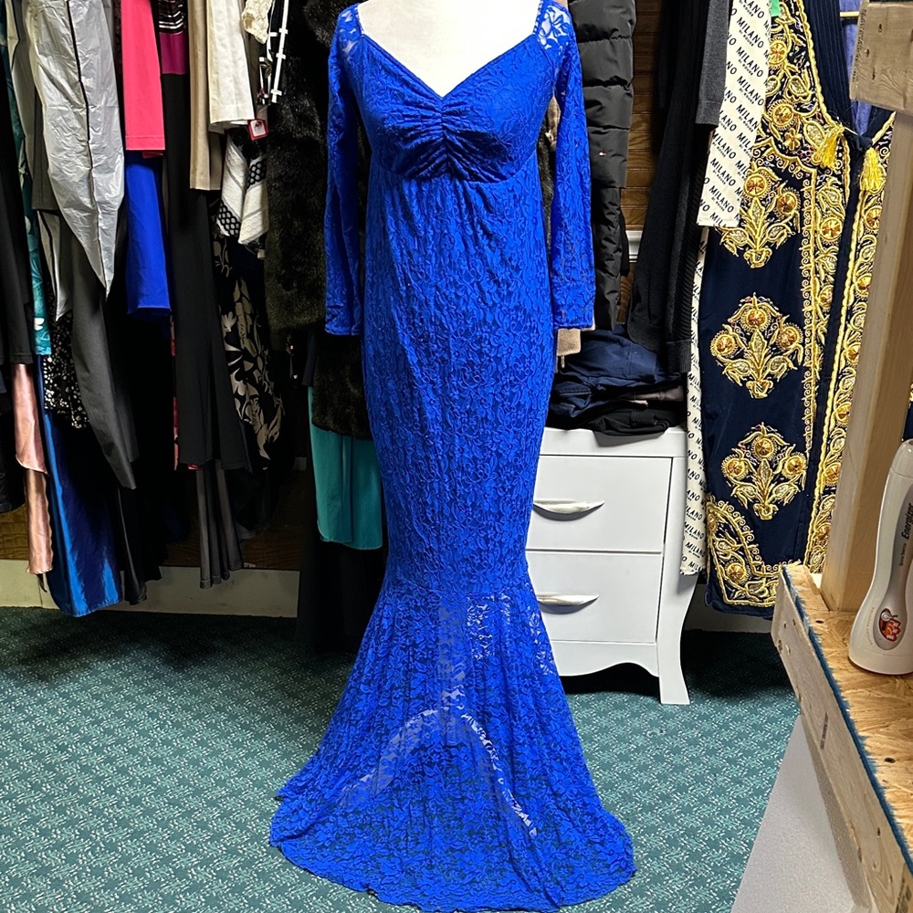 Elegant Blue Lace Evening Gown